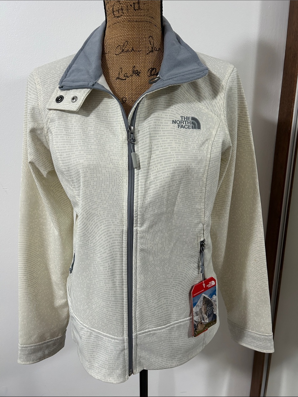 THE NORTH FACE Women's Calentito 2 Medium Softshell Jacket in White/Gray. New.